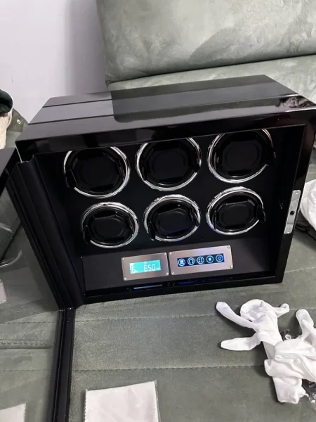 Tirane, shes SHITET KUTI ORASH LUKSOZE ME KURDISJE EDHE AKSESORESH E ARDHUR NGA ZVICRA ME DRRU PIANO BLACK CARBON ME LED TOUCH ME SHENJ GISHTI FINGERPRINT ME PULT PER 6 ORA 1.900 €