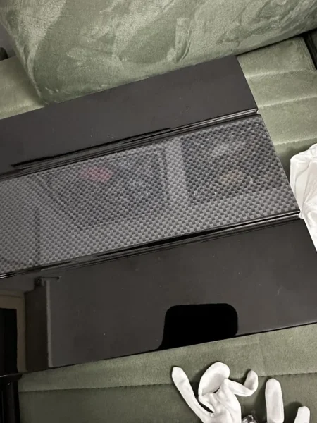 Tirane, shes SHITET KUTI ORASH LUKSOZE ME KURDISJE EDHE AKSESORESH E ARDHUR NGA ZVICRA ME DRRU PIANO BLACK CARBON ME LED TOUCH ME SHENJ GISHTI FINGERPRINT ME PULT PER 6 ORA 1.900 €