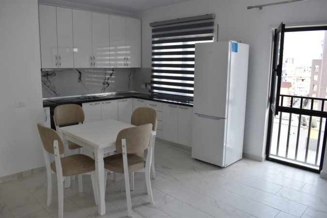 Tirane, jepet me qera apartament 2+1+Ballkon Kati 5, 110 m² 550 € (Selvia Rruga Gjon Buzuku ,prane viles gold)