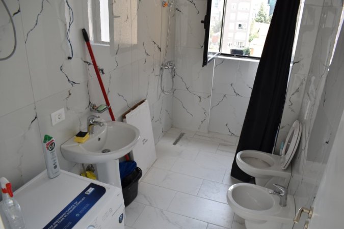 Tirane, jepet me qera apartament 2+1+Ballkon Kati 5, 110 m² 550 € (Selvia Rruga Gjon Buzuku ,prane viles gold)