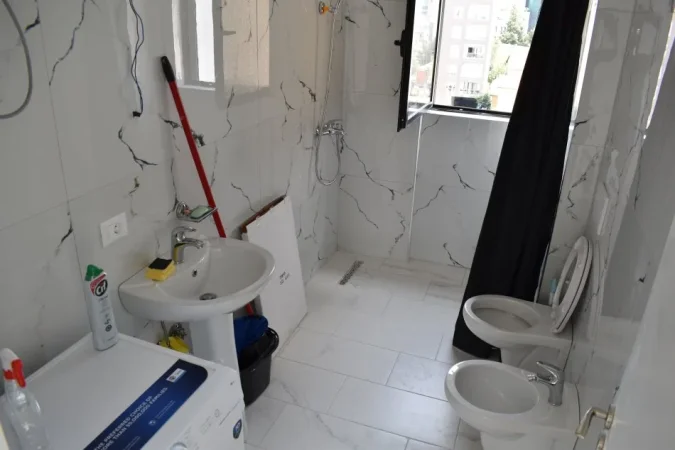 Tirane, jepet me qera apartament 2+1+Ballkon Kati 5, 110 m² 550 € (Selvia Rruga Gjon Buzuku ,prane viles gold)