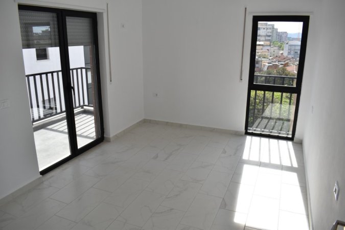 Tirane, jepet me qera apartament 2+1+Ballkon Kati 5, 110 m² 550 € (Selvia Rruga Gjon Buzuku ,prane viles gold)