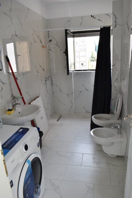 Tirane, jepet me qera apartament 2+1+Ballkon Kati 5, 110 m² 550 € (Selvia Rruga Gjon Buzuku ,prane viles gold)