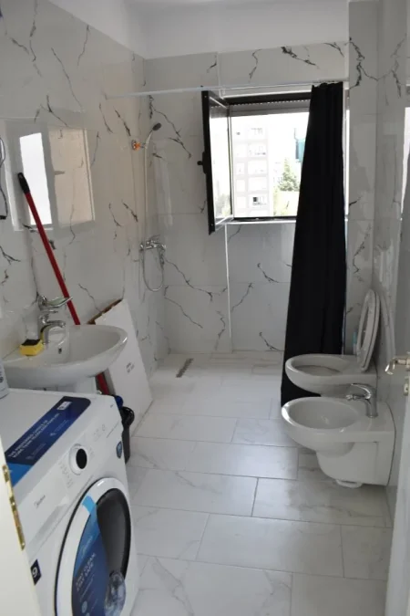 Tirane, jepet me qera apartament 2+1+Ballkon Kati 5, 110 m² 550 € (Selvia Rruga Gjon Buzuku ,prane viles gold)