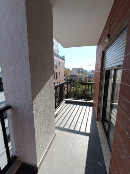 Tirane, jepet me qera apartament 2+1+Ballkon Kati 5, 110 m² 550 € (Selvia Rruga Gjon Buzuku ,prane viles gold)