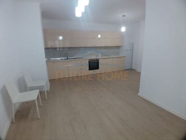 Durres, jepet me qera apartament 2+1+Ballkon Kati 3, 105 m² 300 € (Afer Stacioni Trenit , Durrsit)