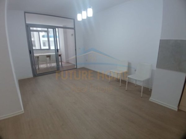 Durres, jepet me qera apartament 2+1+Ballkon Kati 3, 105 m² 300 € (Afer Stacioni Trenit , Durrsit)