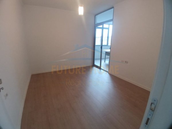 Durres, jepet me qera apartament 2+1+Ballkon Kati 3, 105 m² 300 € (Afer Stacioni Trenit , Durrsit)