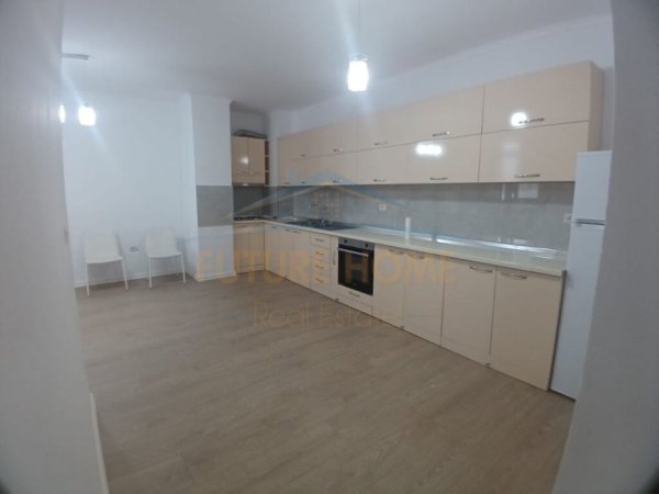 Durres, jepet me qera apartament 2+1+Ballkon Kati 3, 105 m² 300 € (Afer Stacioni Trenit , Durrsit)