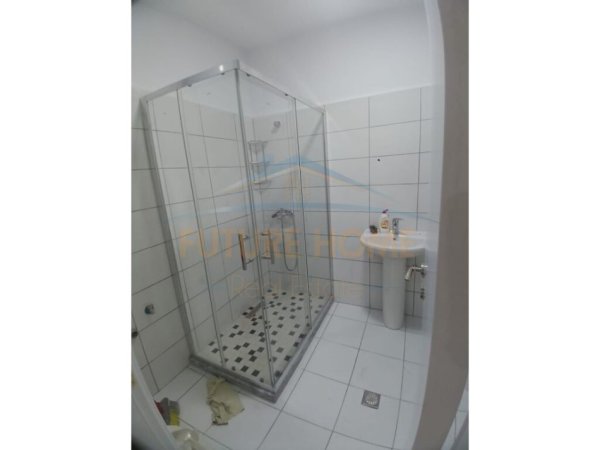 Durres, jepet me qera apartament 2+1+Ballkon Kati 3, 105 m² 300 € (Afer Stacioni Trenit , Durrsit)