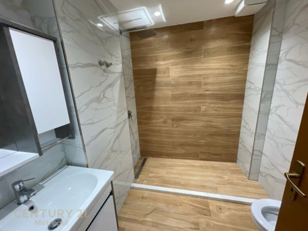 Tirane, jepet me qera apartament 2+1 Kati 8, 115 m² 700 € (zogu i zi)
