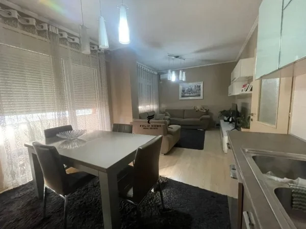 Tirane, jepet me qera apartament 3+1+Ballkon Kati 7, 135 m² 800 € (UNAZA E RE)