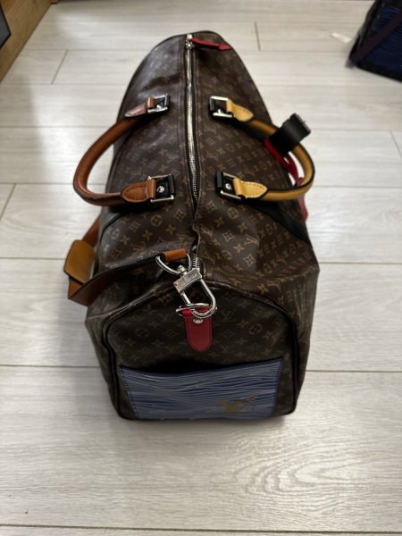 Tirane, shes Shitet Cante Louis vuitton e re