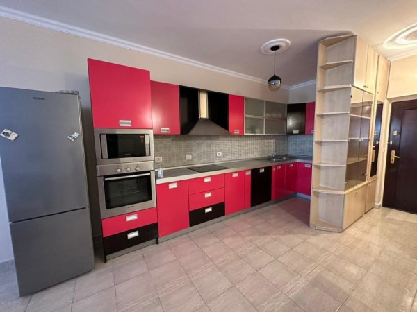 Tirane, jepet me qera apartament 2+1 Kati 3, 110 m² 650 € (Rruga e Durresit)