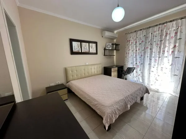 Tirane, jepet me qera apartament 2+1 Kati 3, 110 m² 650 € (Rruga e Durresit)