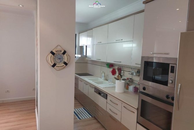 Tirane, jepet me qera apartament 3+1 Kati 6, 150 m² 1.200 € (Myslym Shyri)