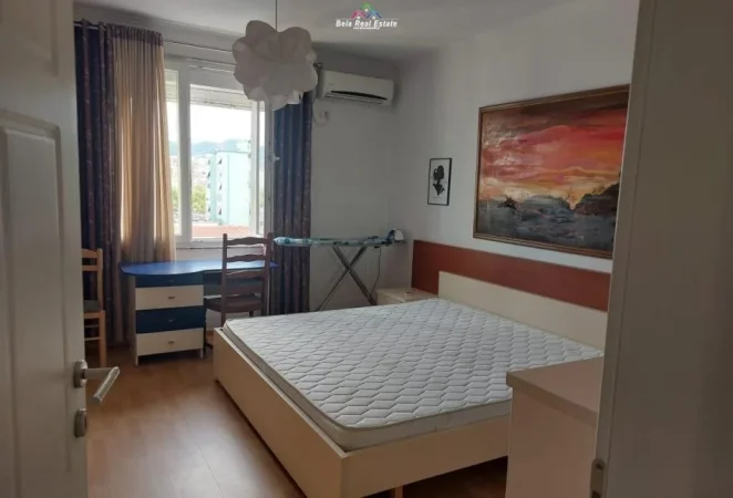 Tirane, jepet me qera apartament 3+1 Kati 6, 150 m² 1.200 € (Myslym Shyri)