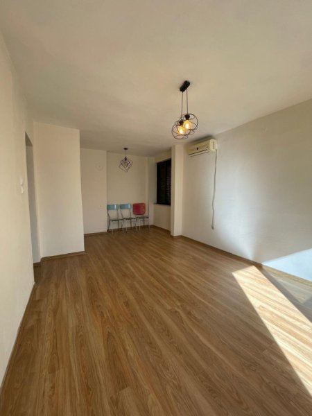 Tirane, jepet me qera apartament 2+1 Kati 3, 75 m² 400 € (Brryli)