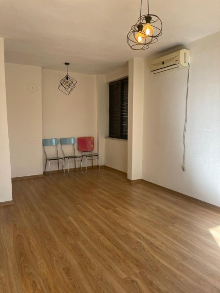 Tirane, jepet me qera apartament 2+1 Kati 3, 75 m² 400 € (Brryli)