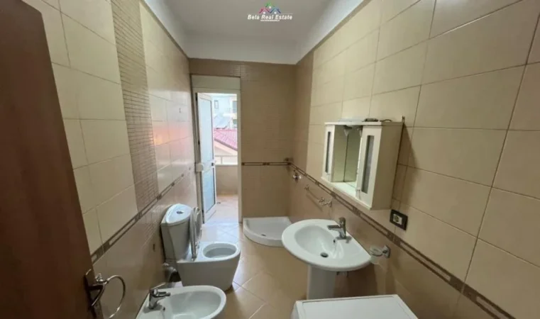 Tirane, jepet me qera apartament 2+1 Kati 4, 118 m² 550 € (rruga 5 Maji)