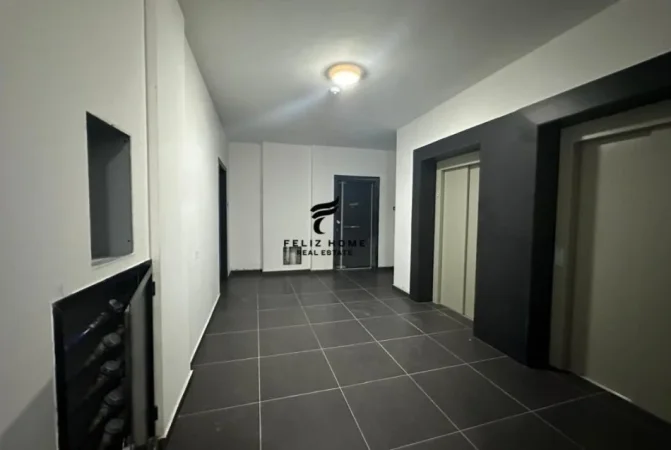 Tirane, jepet me qera zyre Kati 1, 131 m² 600 € (RRUGA E DIBRES)