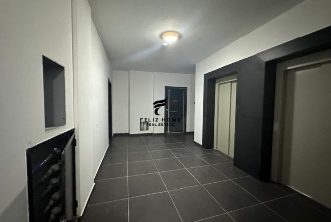 Tirane, jepet me qera zyre Kati 1, 131 m² 600 € (RRUGA E DIBRES)