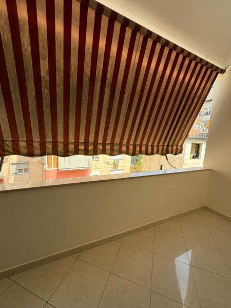 Tirane, jepet me qera 1+1+Ballkon Kati 5, 75 m² 500 € (Rruga e Elbasanit , prapa gjimnazit Asim Vokshi)