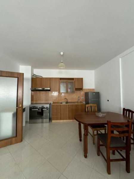 Tirane, jepet me qera 1+1+Ballkon Kati 5, 75 m² 500 € (Rruga e Elbasanit , prapa gjimnazit Asim Vokshi)