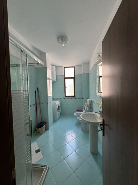 Tirane, jepet me qera 1+1+Ballkon Kati 5, 75 m² 500 € (Rruga e Elbasanit , prapa gjimnazit Asim Vokshi)