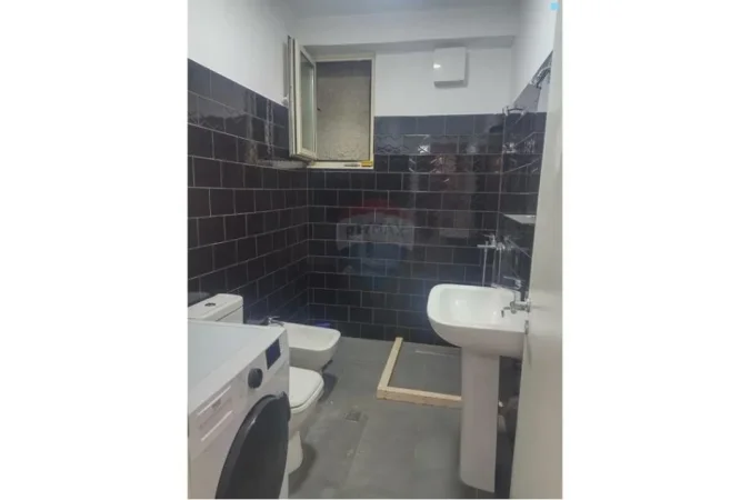 Tirane, jepet me qera apartament 2+1 Kati 4, 87 m² 350 € (Shkoze)