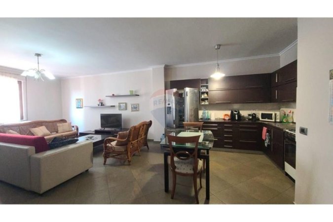 Tirane, jepet me qera apartament 2+1 Kati 4, 97 m² 700 € (Zogu i Zi)
