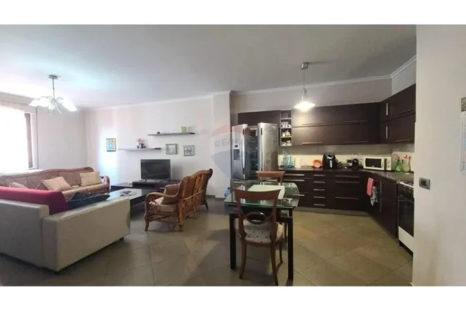 Tirane, jepet me qera apartament 2+1 Kati 4, 97 m² 700 € (Zogu i Zi)