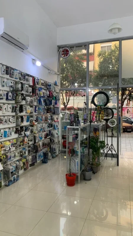 Shitet Biznesi aksesore celularesh. Biznesi ka 15 vite eksperience ne treg. Astir, Rr Sabri Preveza tek supermarket Diambe,