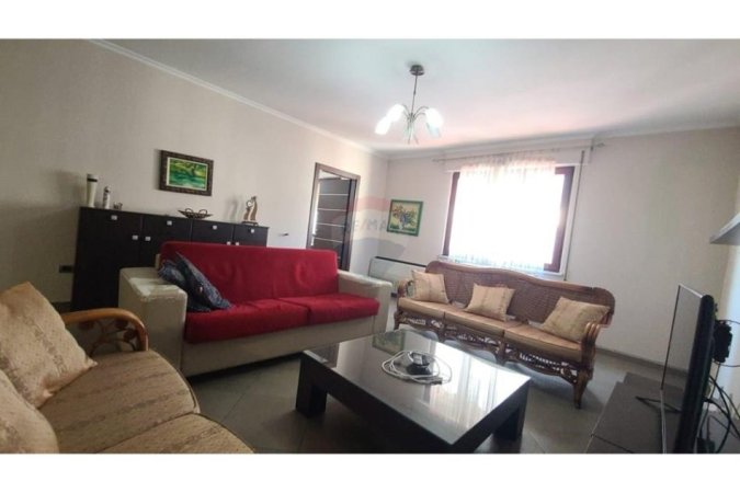 Tirane, jepet me qera apartament 2+1 Kati 4, 97 m² 700 € (Zogu i Zi)