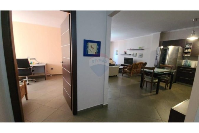 Tirane, jepet me qera apartament 2+1 Kati 4, 97 m² 700 € (Zogu i Zi)