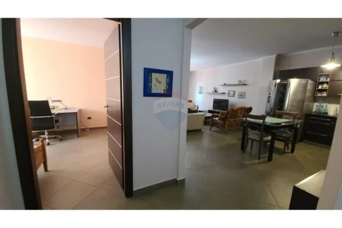 Tirane, jepet me qera apartament 2+1 Kati 4, 97 m² 700 € (Zogu i Zi)
