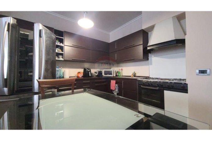 Tirane, jepet me qera apartament 2+1 Kati 4, 97 m² 700 € (Zogu i Zi)