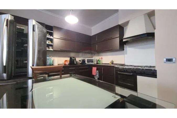 Tirane, jepet me qera apartament 2+1 Kati 4, 97 m² 700 € (Zogu i Zi)