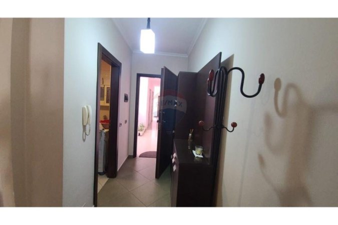 Tirane, jepet me qera apartament 2+1 Kati 4, 97 m² 700 € (Zogu i Zi)