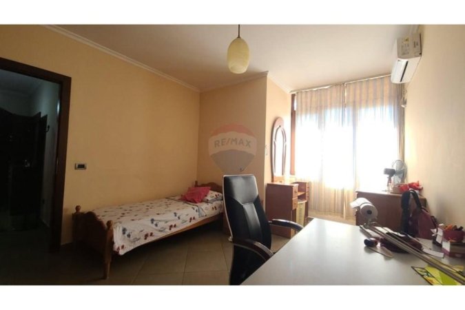 Tirane, jepet me qera apartament 2+1 Kati 4, 97 m² 700 € (Zogu i Zi)
