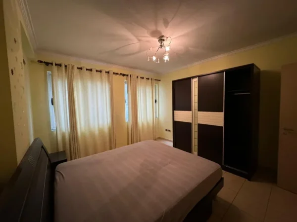 Tirane, jepet me qera apartament 2+1+Ballkon Kati 2, 100 m² 380 € (Yzberisht)