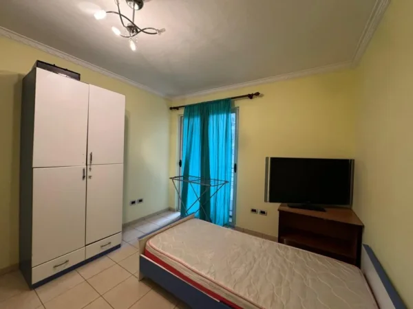 Tirane, jepet me qera apartament 2+1+Ballkon Kati 2, 100 m² 380 € (Yzberisht)