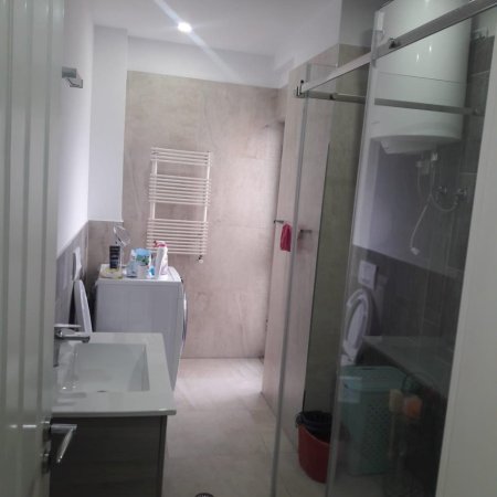 Tirane, jepet me qera apartament 2+1+Ballkon Kati 6, 120 m² 1.000 € (Selvia)