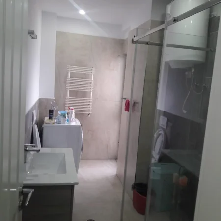 Tirane, jepet me qera apartament 2+1+Ballkon Kati 6, 120 m² 1.000 € (Selvia)