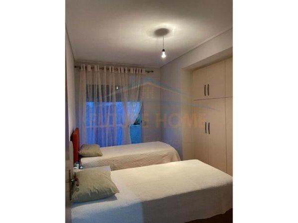 Tirane, jepet me qera apartament 2+1+Ballkon Kati 5, 118 m² 450 € (Fresk)