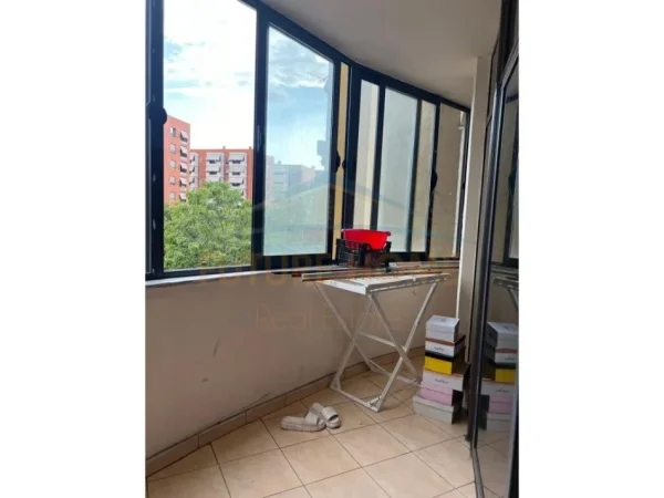 Tirane, jepet me qera apartament 1+1 Kati 3, 78 m² 450 € (Rruga e Kavajes)