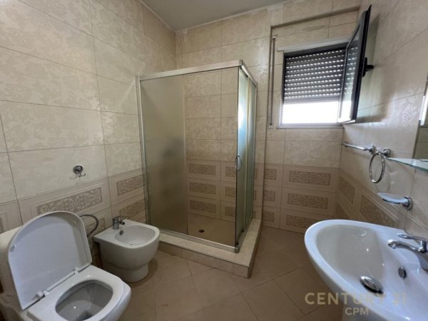 Tirane, jap me qera apartament 3+1+3 + 1 POST PARKIMI , 200 m² 1.200 € (Liqeni i Thatë)