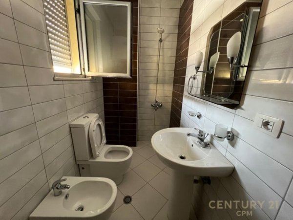 Tirane, jap me qera apartament 3+1+3 + 1 POST PARKIMI , 200 m² 1.200 € (Liqeni i Thatë)