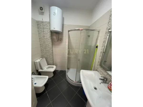 Tirane, jepet me qera apartament 1+1 Kati 3, 450 m² 450 € (liqeni i thate)
