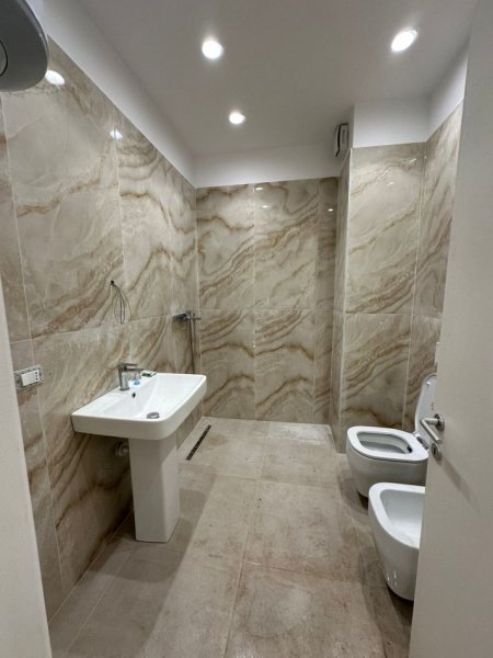 Tirane, jepet me qera ambjent biznesi , 108 m² 1.000 € (Komuna e Parisit)